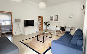 Komfortowy apartament z tarasem w pobliżu jeziora i Gór Sowich