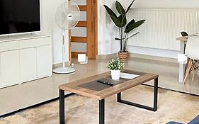 Komfortowy apartament z tarasem w pobliżu jeziora i Gór Sowich